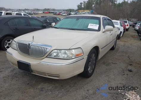 2003 Lincoln Town Car Cartier z USA, uszkodzony, nr VIN 1LNHM83W93Y652834